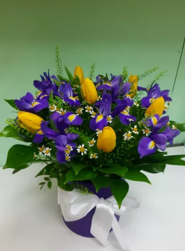 Коробочка из тюльпанов и ирисов от интернет-магазина цветов в 