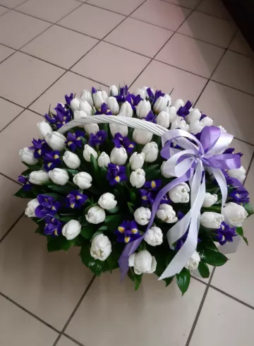 Сборная корзина «Тюльпаны и Ирисы» от интернет-магазина цветов в 