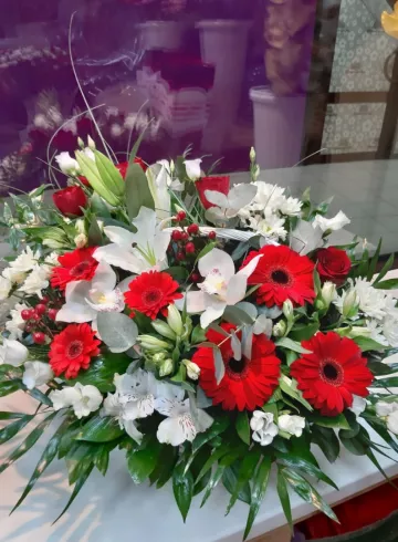 Сборная корзина «Радость» от интернет-магазина цветов в 