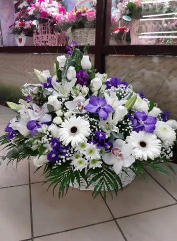 Сборная корзина «Шик» от интернет-магазина цветов в 