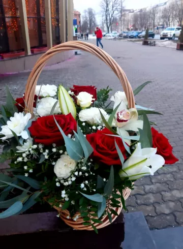 Корзина &laquo;Милый сюрприз&raquo; от интернет-магазина цветов в 