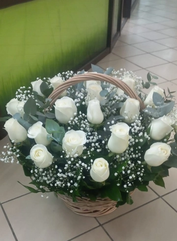 Корзина из белых роз