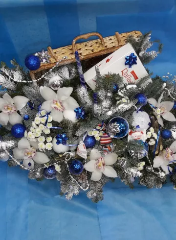 Новогодняя композиция с Raffaello от интернет-магазина цветов в 