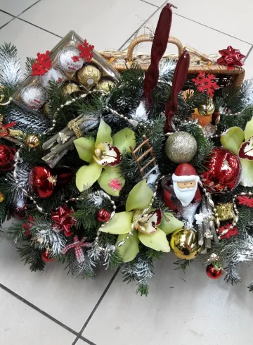 Большая новогодняя композиция от интернет-магазина цветов в 