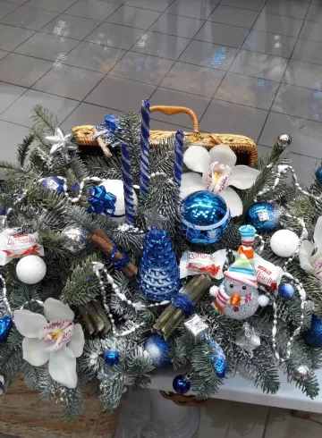 Новогодняя композиция в чемоданчике от интернет-магазина цветов в 