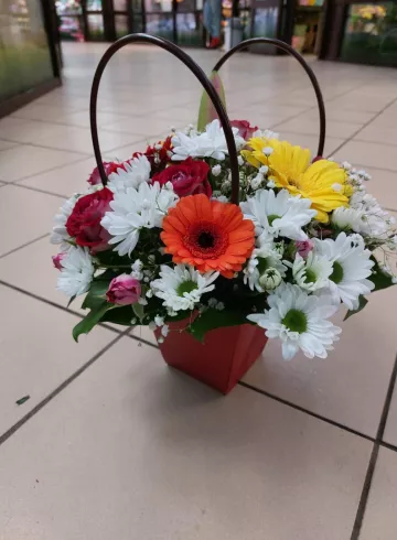 Композиция в сумочке в ассортименте от интернет-магазина цветов в 