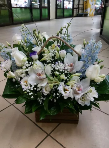 Композиция в ящичке с дельфиниумами от интернет-магазина цветов в 