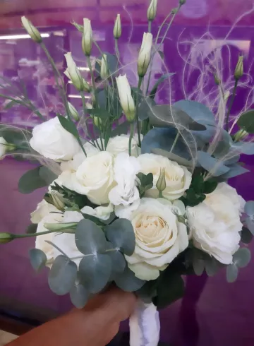 Букет из белых роз и эустомы от интернет-магазина цветов в 