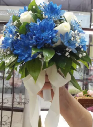 Свадебный букет и бутоньерка жениха в синий тонах от интернет-магазина цветов в 