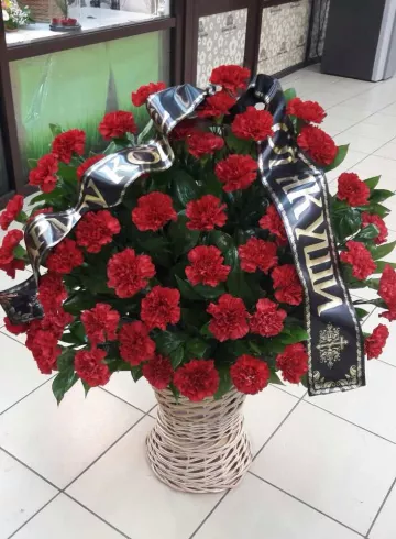 Траурная корзина односторонняя от интернет-магазина цветов в 