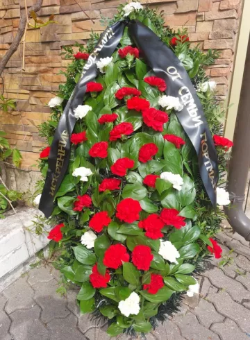 Траурный венок из гвоздик от интернет-магазина цветов в 