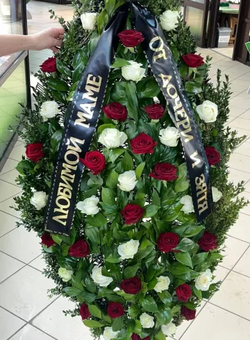 Большой венок из роз от интернет-магазина цветов в 
