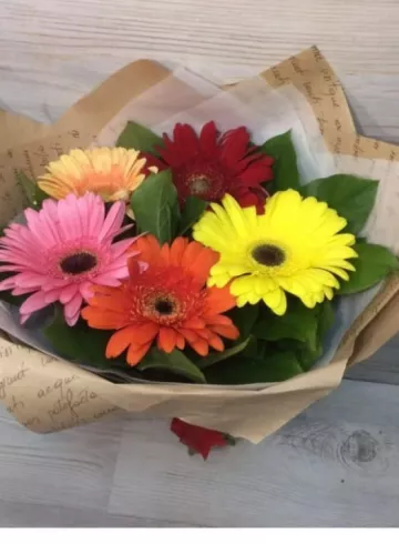 Букет цветных гербер от интернет-магазина цветов в 