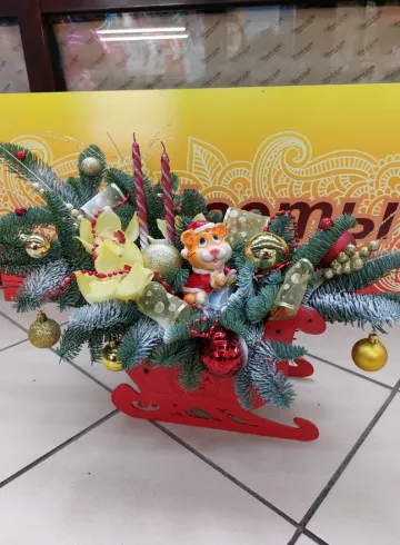 новогодняя композиция красные сани от интернет-магазина цветов в 