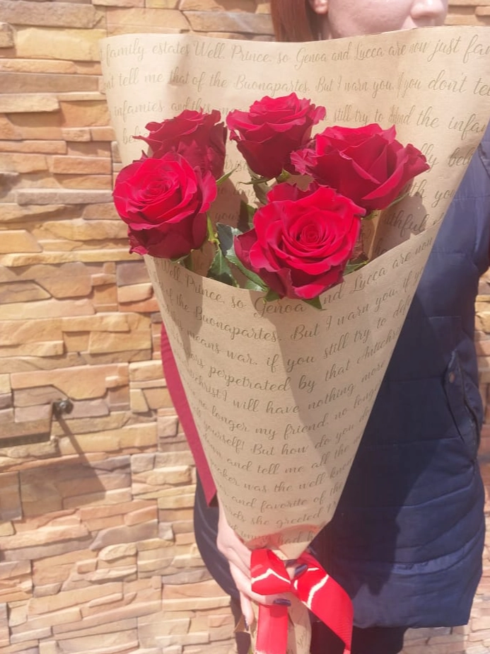 Букет из 5 красных роз от интернет-магазина цветов в 