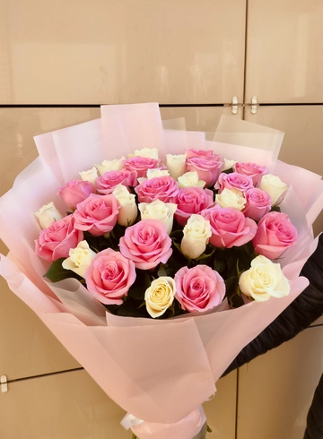 Букет из 33 роз в упаковке от интернет-магазина цветов в 