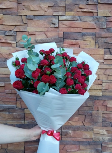 Букет кустовых пионовидных бордовых роз от интернет-магазина цветов в 