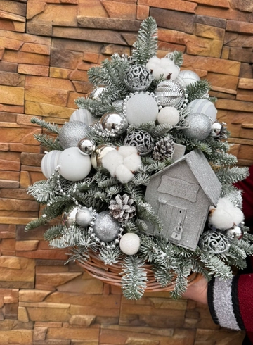 Новогодняя композиция 51 от интернет-магазина цветов в 