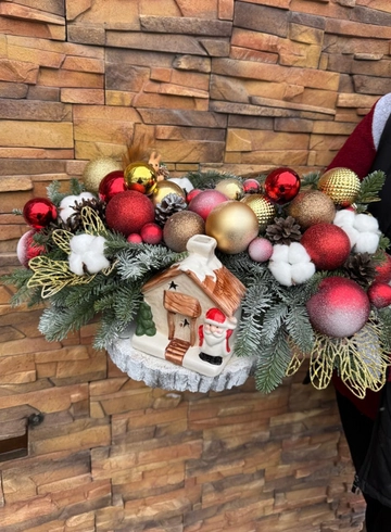 Новогодняя композиция 56 от интернет-магазина цветов в 