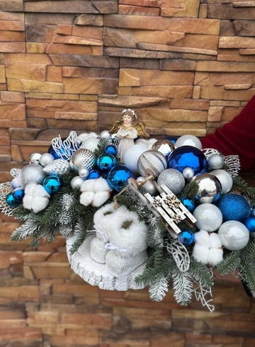 Новогодняя композиция 57 от интернет-магазина цветов в 