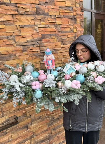 Новогодняя композиция 63 от интернет-магазина цветов в 