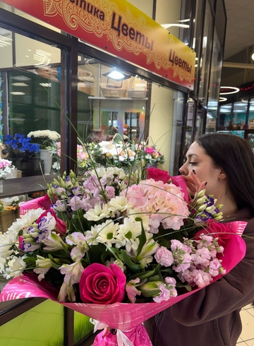 Сборный букет Рим от интернет-магазина цветов в 