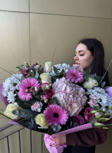 Сборный букет Болонья от интернет-магазина цветов в 