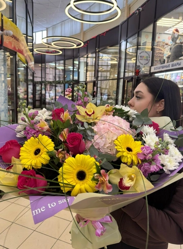 Сборный букет Прато от интернет-магазина цветов в 