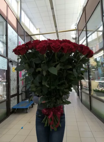 Букет из 25 бордовых роз от интернет-магазина цветов в 