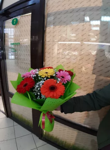 Букет из 7 гербер микс от интернет-магазина цветов в 