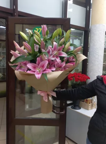 Букет из  розовых лилий от интернет-магазина цветов в 