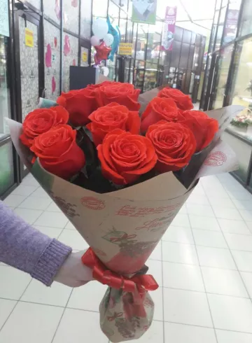 Букет алых роз от интернет-магазина цветов в 