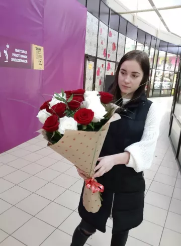 Букет из 15 высоких роз в крафте с зеленью от интернет-магазина цветов в 