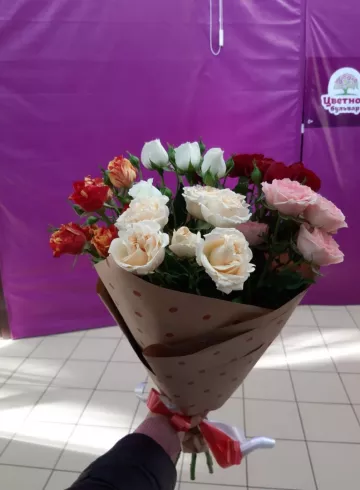 букет кустовых роз в крафте от интернет-магазина цветов в 