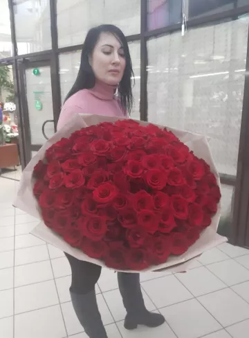 Букет  красных роз в крафте от интернет-магазина цветов в 