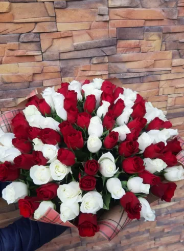Букет из 101 белой и красной розы «Кения» от интернет-магазина цветов в 