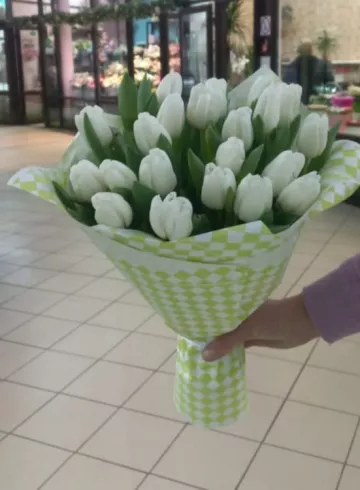 Букет белых тюльпанов в крафте